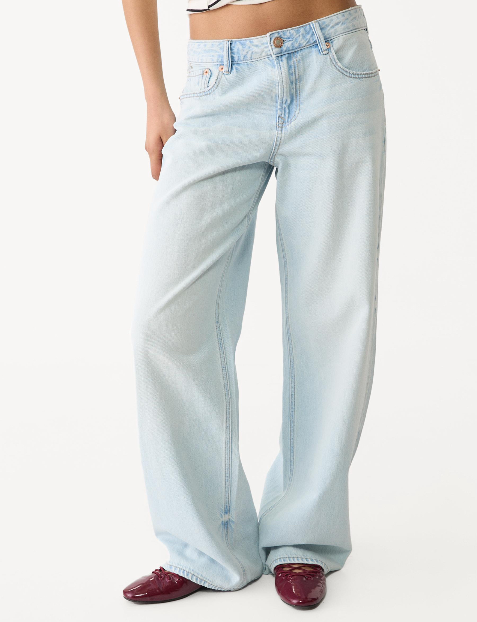 WIDE LEG JEANS MIT NIEDRIGEM BUND  -  29,99€