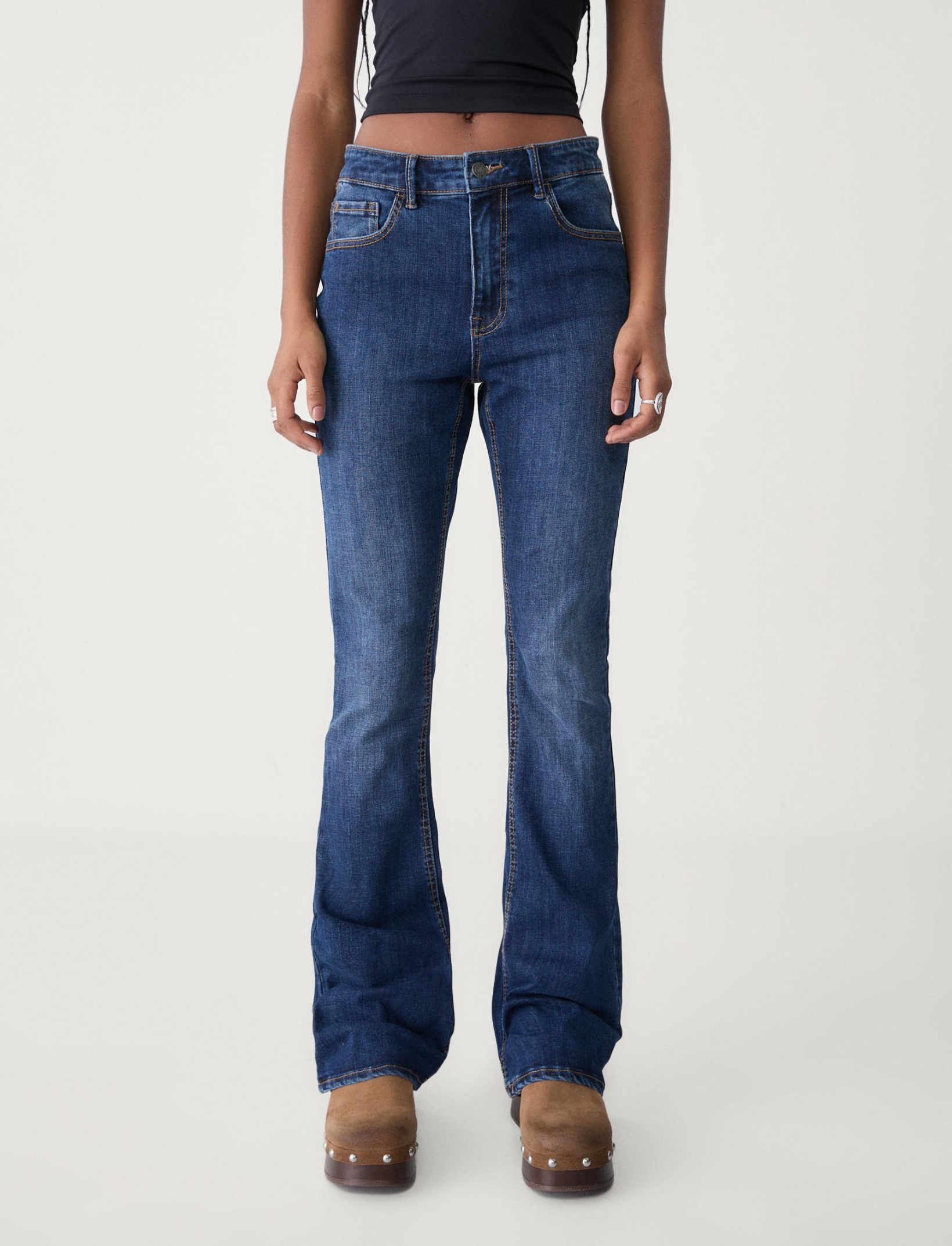 BOOTCUT-JEANS  -  29,99€