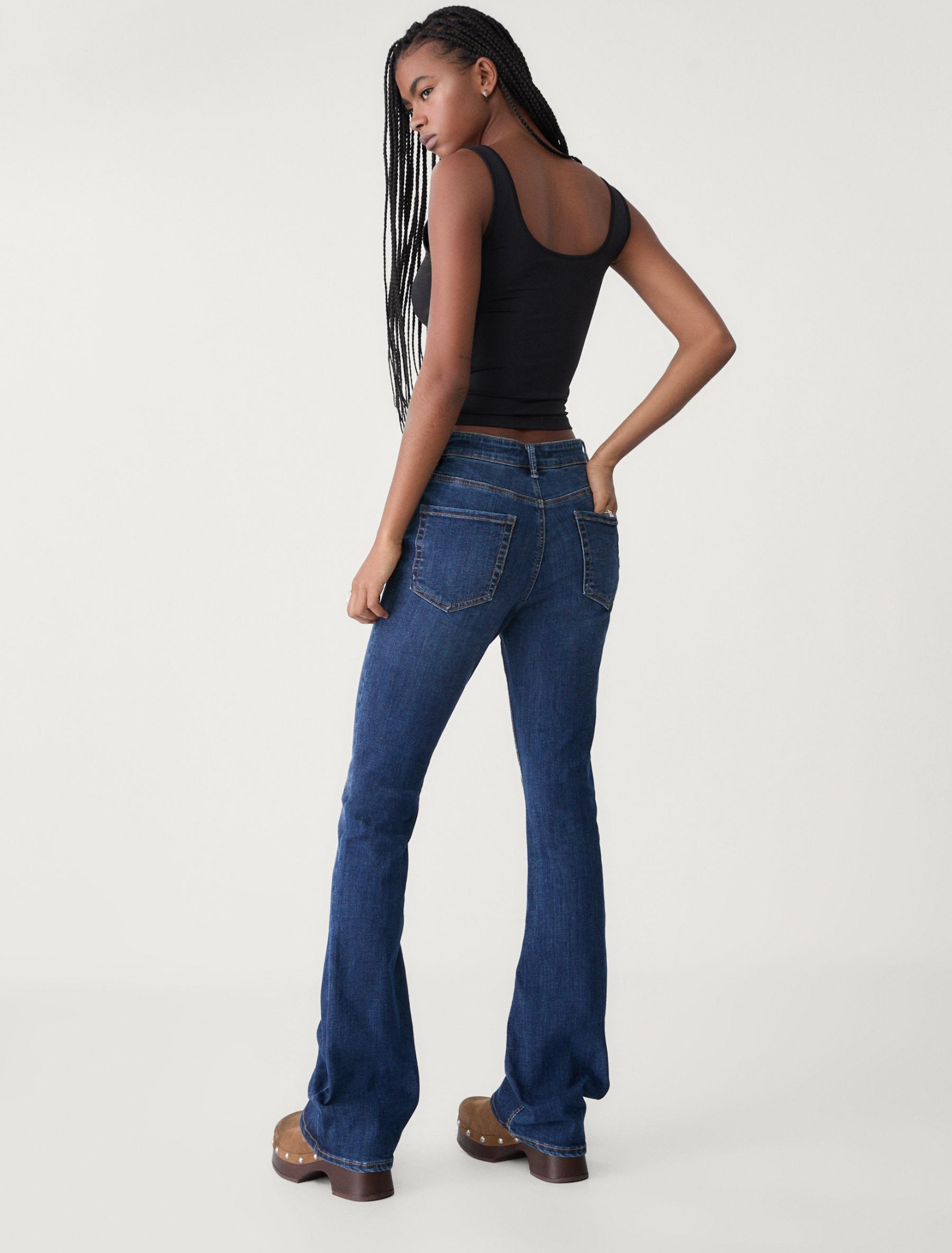 BOOTCUT-JEANS  -  29,99€