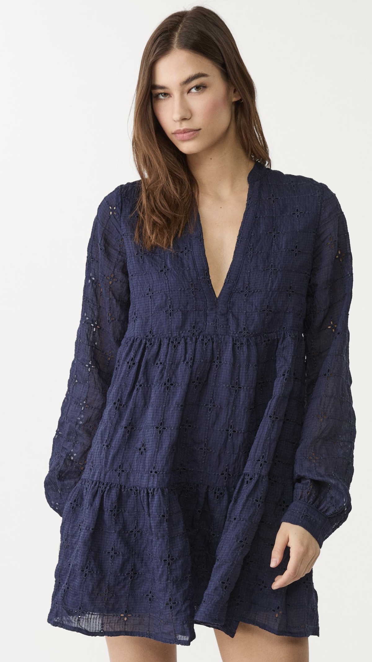 KURZES FLIEßENDES KLEID MIT STICKEREIEN  -  39,99€