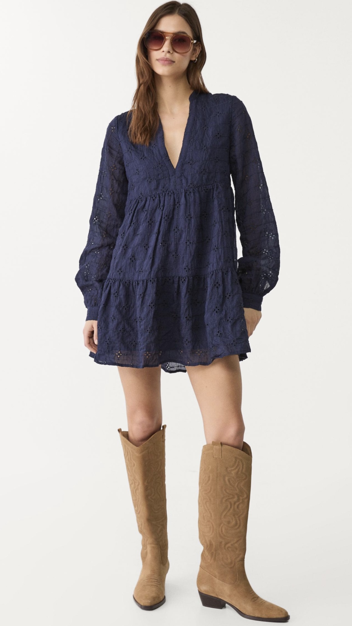 KURZES FLIEßENDES KLEID MIT STICKEREIEN  -  39,99€