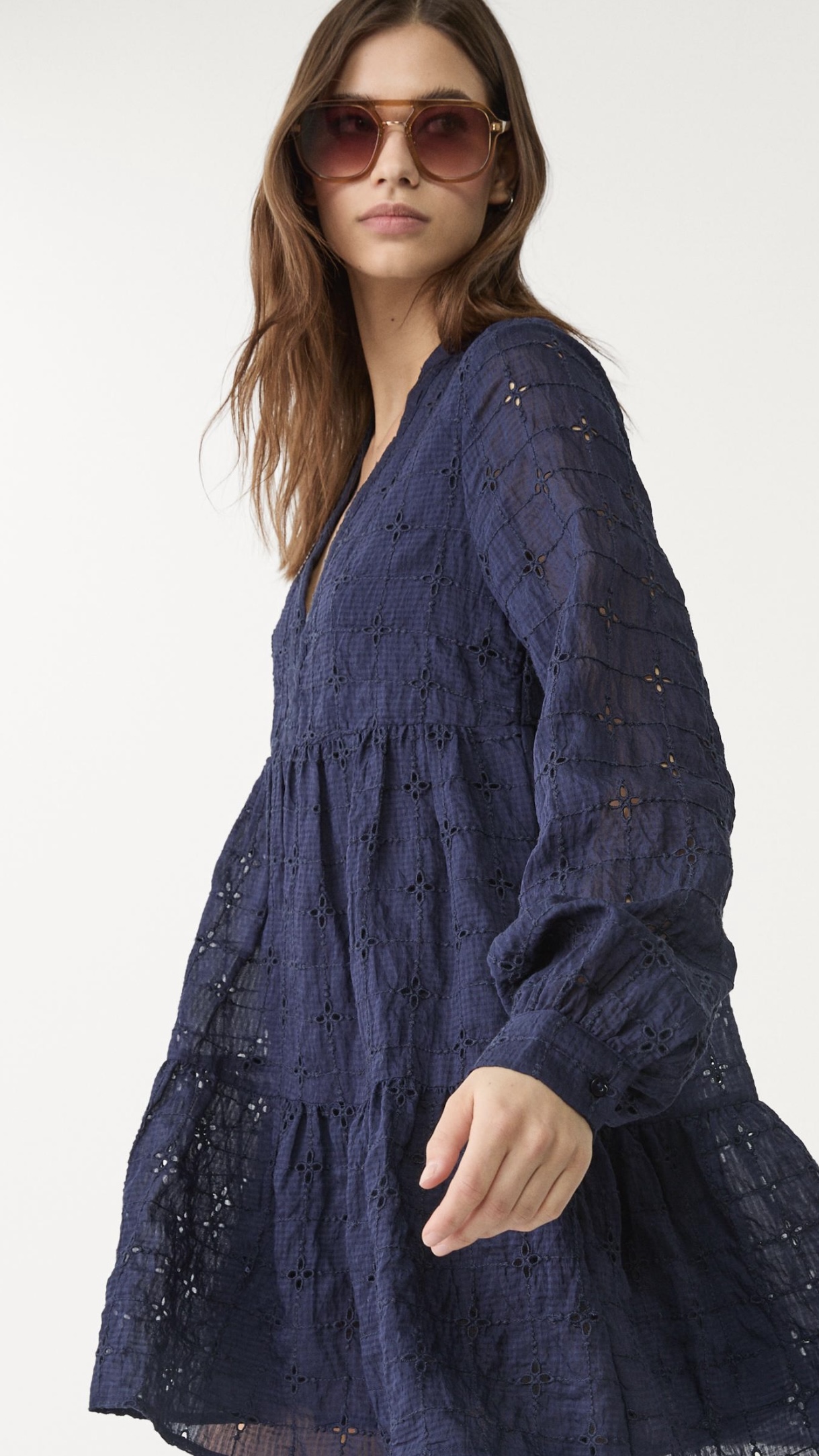 KURZES FLIEßENDES KLEID MIT STICKEREIEN  -  39,99€