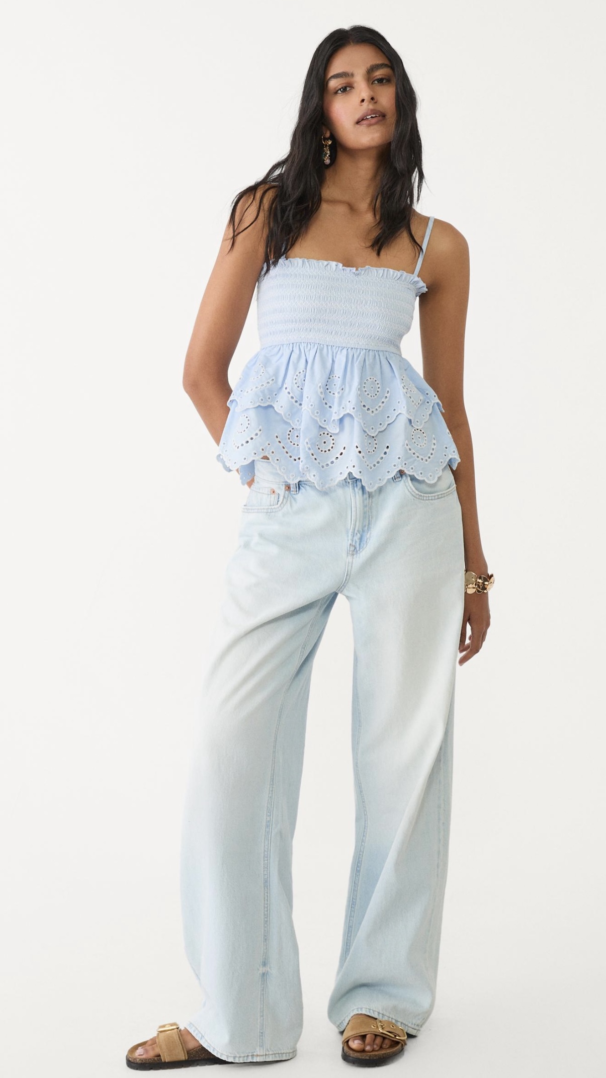 TOP MIT VOLANTS UND STICKEREIEN  -  19,99€