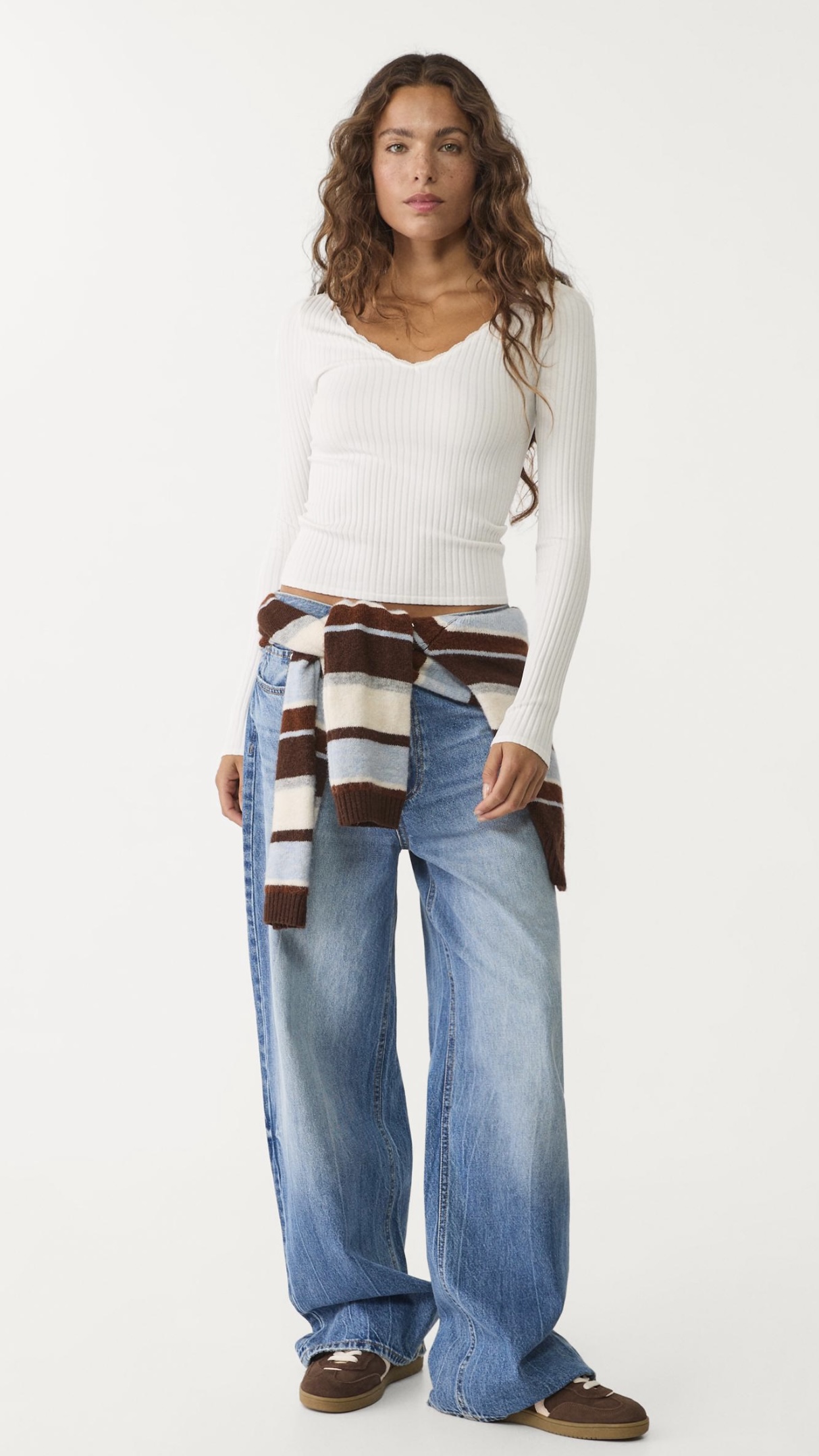 NAHTLOSES SHIRT MIT V AUSSCHNITT  -  17,99€