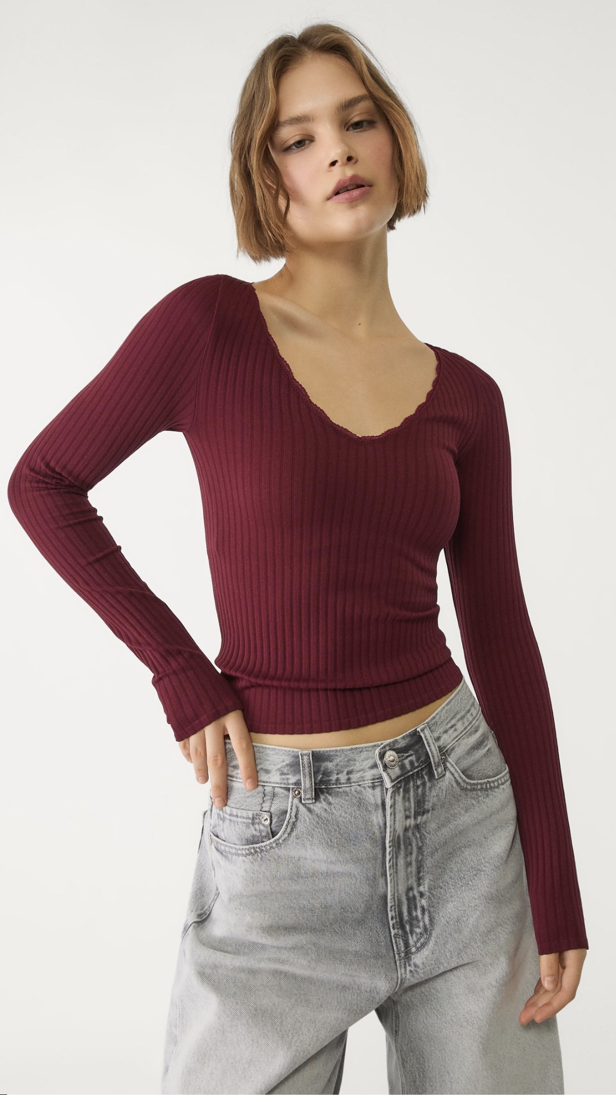 NAHTLOSES SHIRT MIT V AUSSCHNITT  -  17,99€