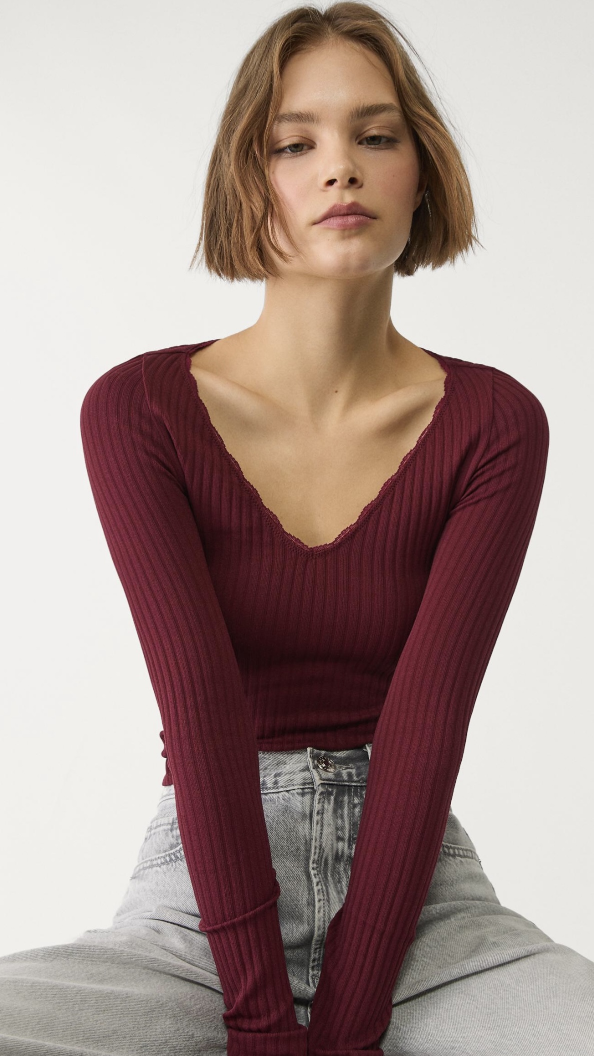 NAHTLOSES SHIRT MIT V AUSSCHNITT  -  17,99€