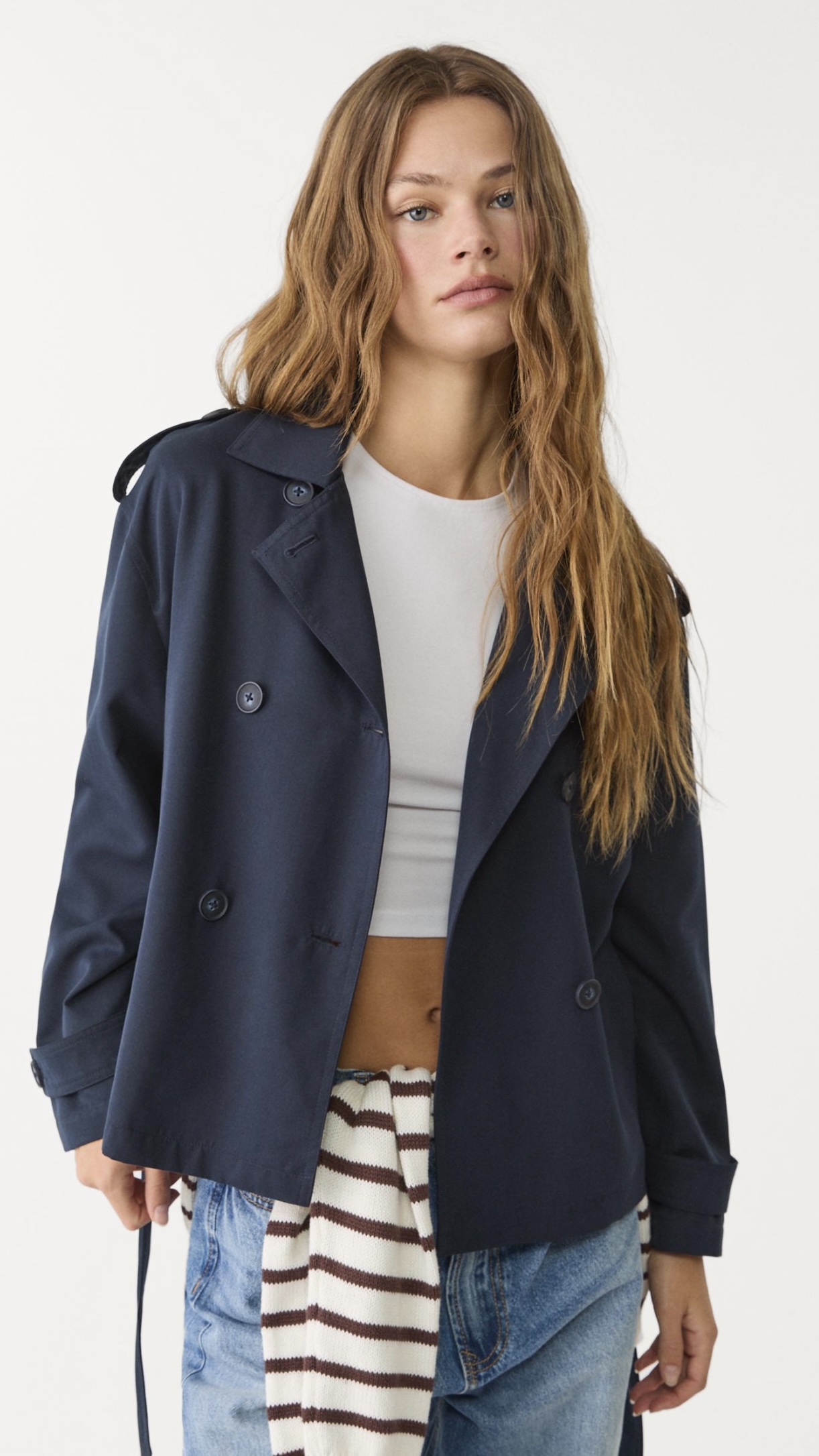 KURZER TRENCHCOAT MIT GÜRTEL  -  35,99€