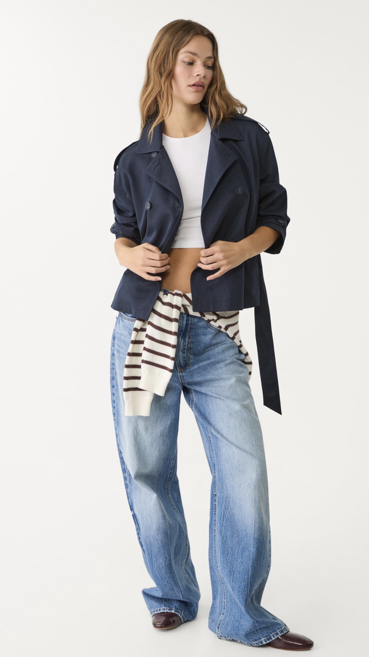 KURZER TRENCHCOAT MIT GÜRTEL  -  35,99€