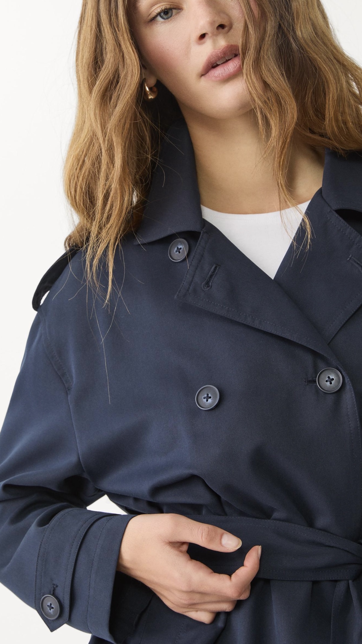 KURZER TRENCHCOAT MIT GÜRTEL  -  35,99€