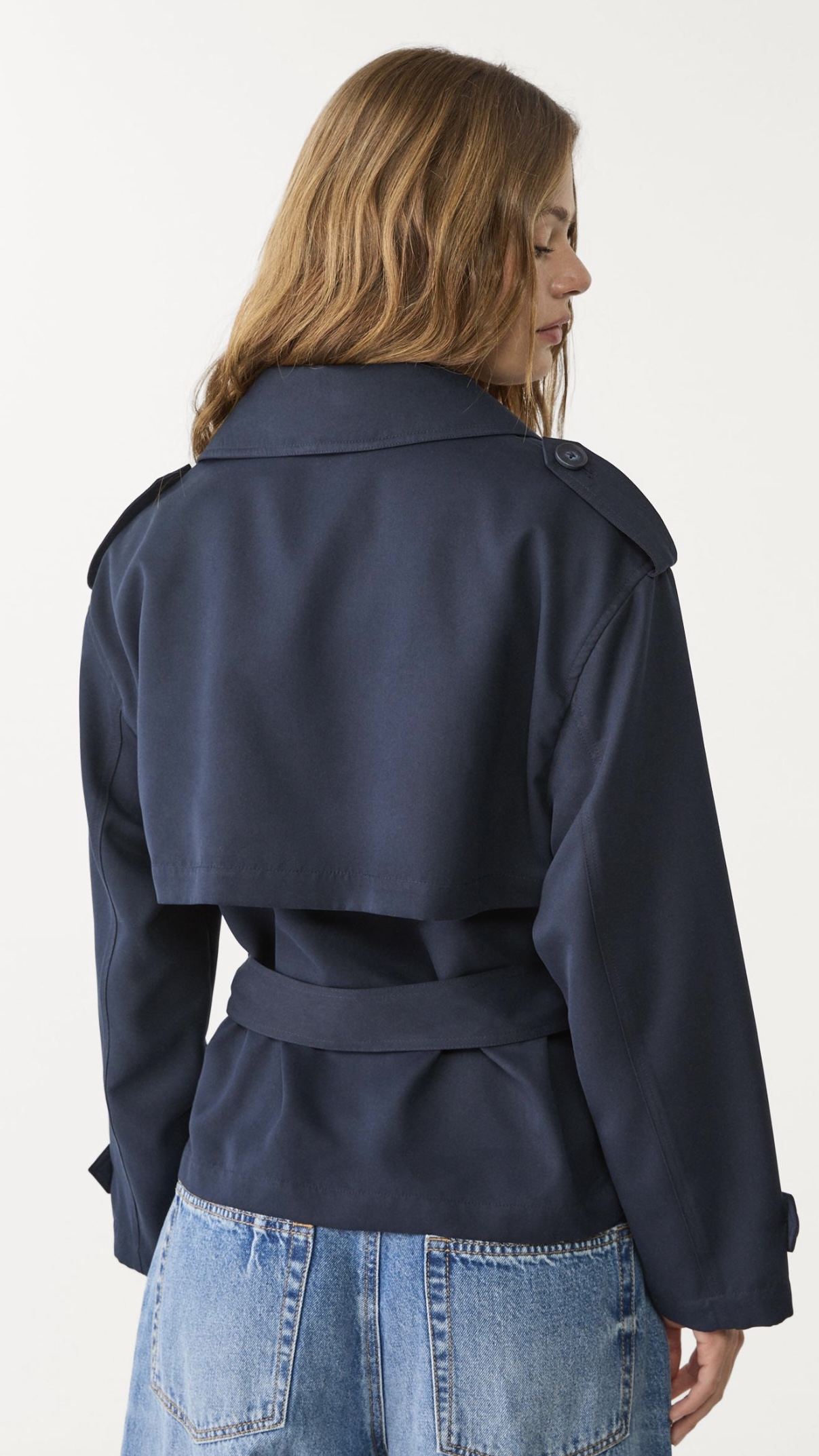 KURZER TRENCHCOAT MIT GÜRTEL  -  35,99€